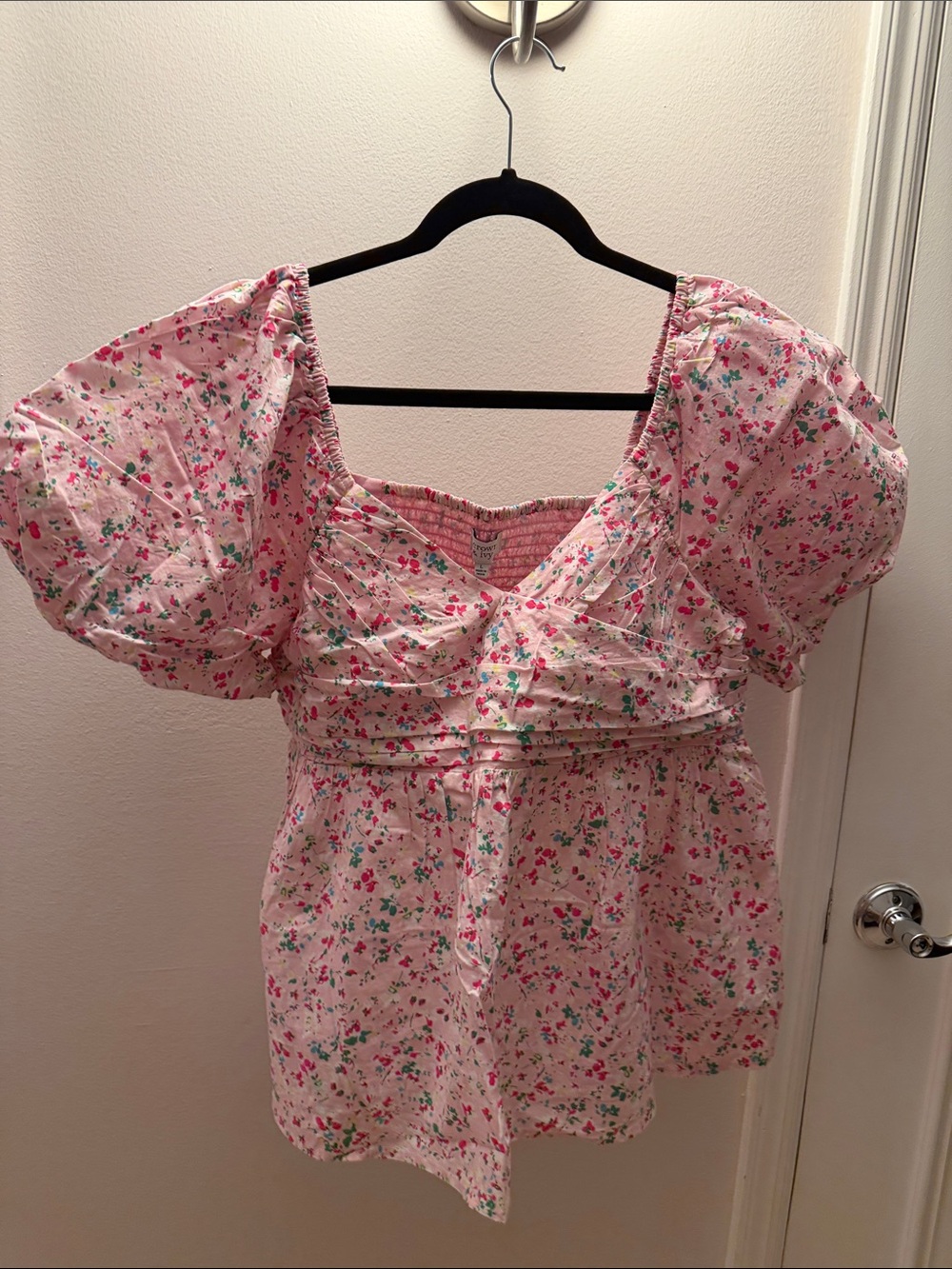 Crown & Ivy Women's Pink Floral Puff Sleeve Babydoll / Peplum Top